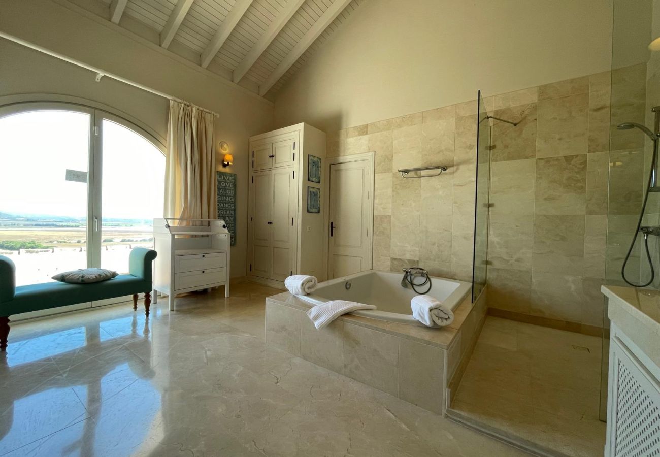 Villa en Benalup-casas viejas - 48. Luxury Eco Villa with Pool, Jacuzzi & Daily Br