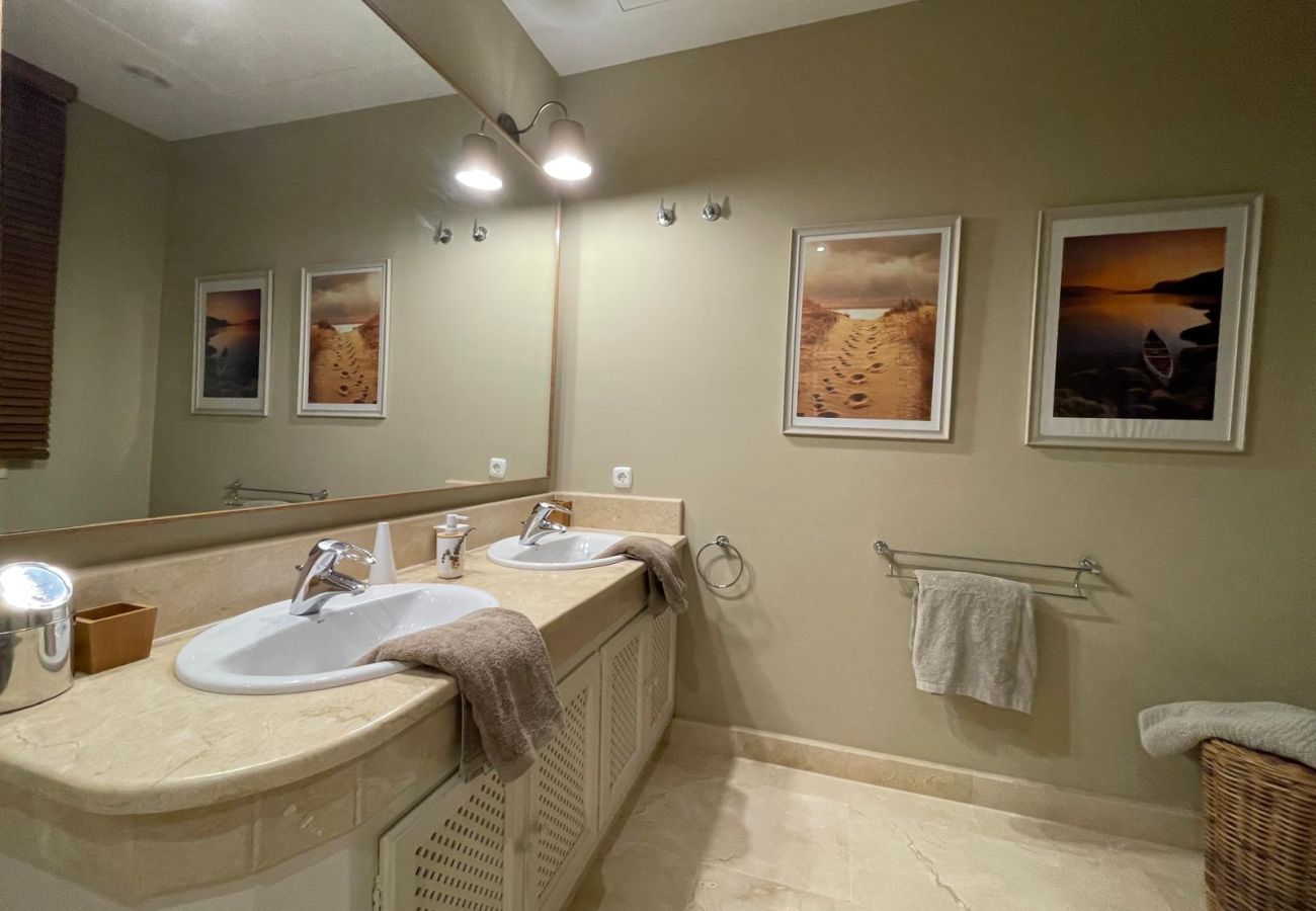 Villa en Benalup-casas viejas - 48. Luxury Eco Villa with Pool, Jacuzzi & Daily Br