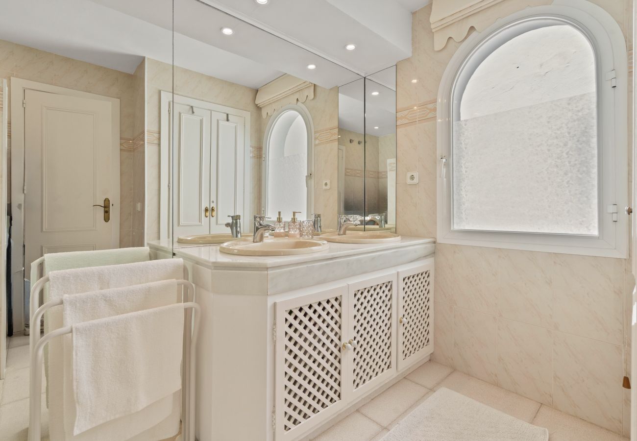 House in Manilva - 57 Townhouse with Pool & Rooftop Terrace in Duques