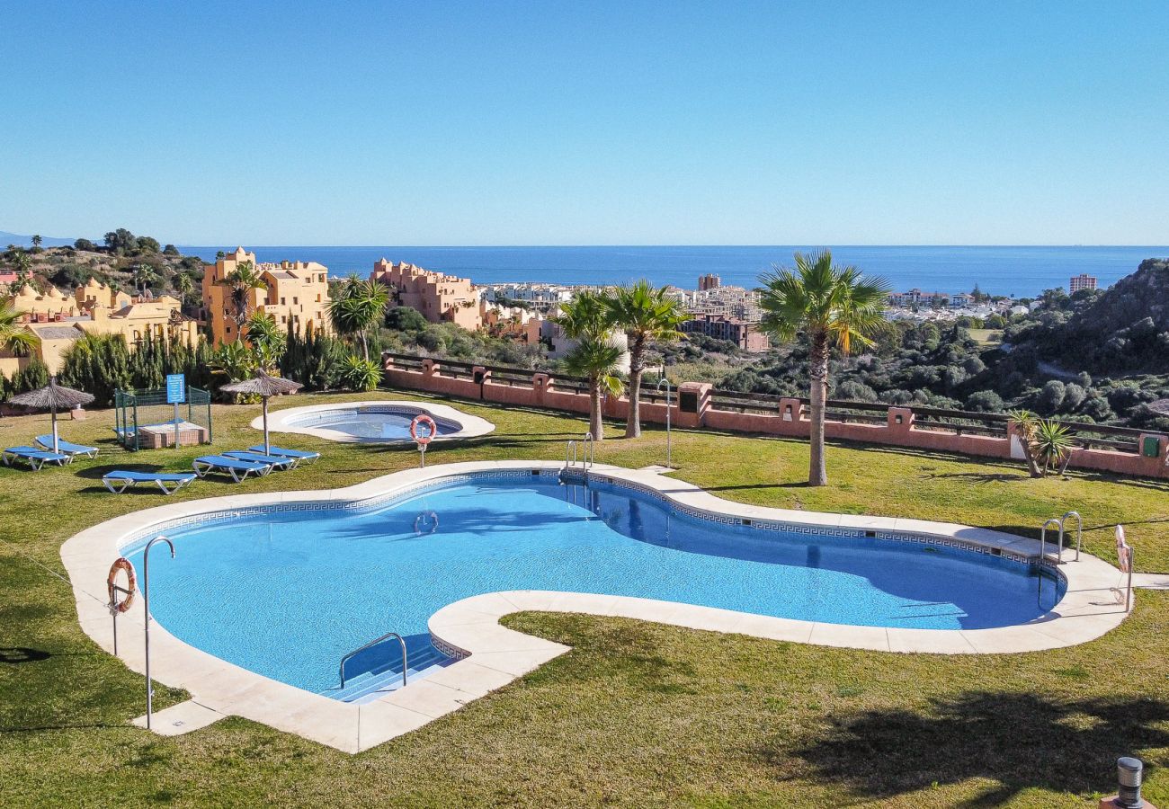 Lägenhet i Manilva - 50. Apt near Duquesa port with pool area and Padel court 