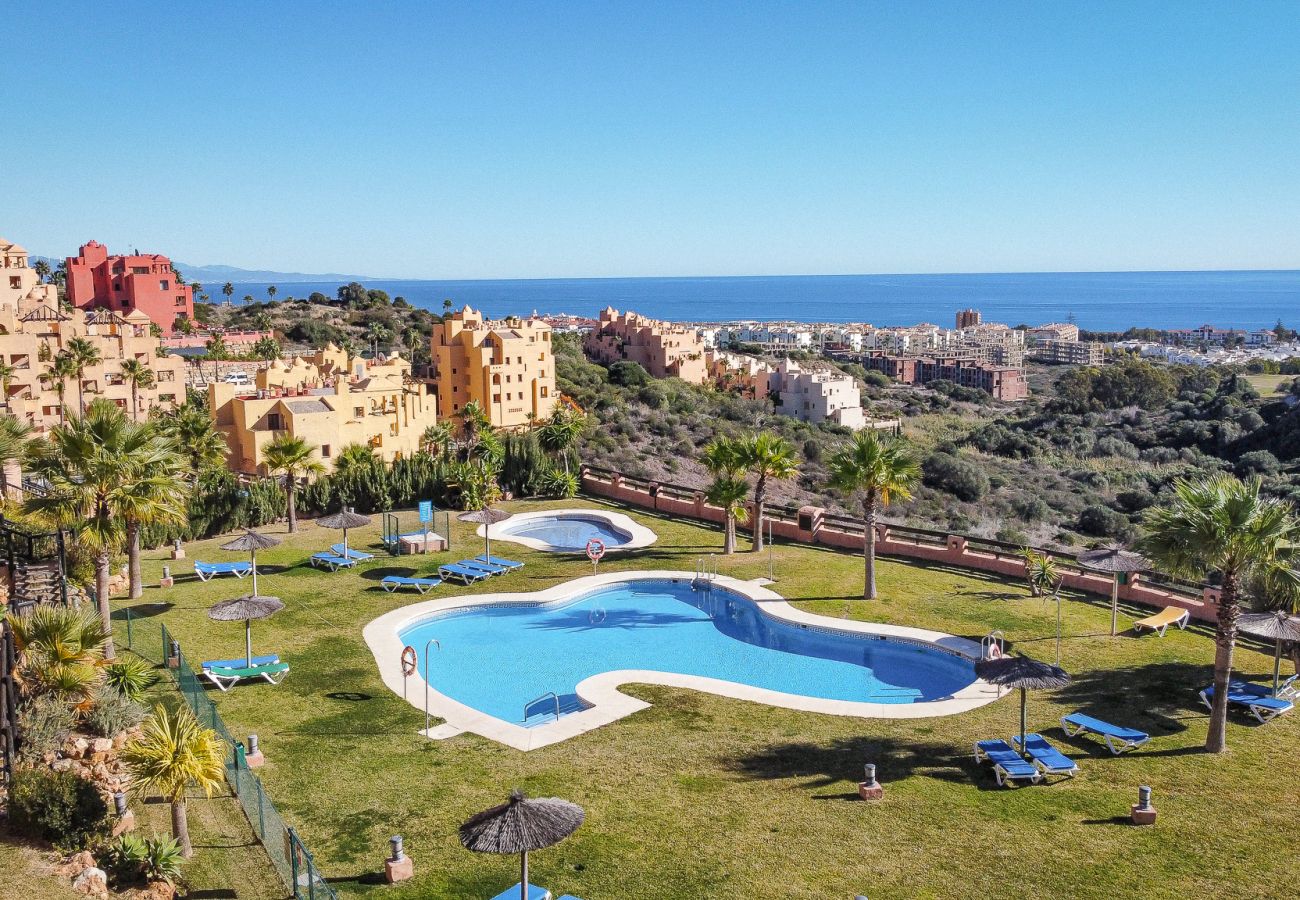 Lägenhet i Manilva - 50. Apt near Duquesa port with pool area and Padel court 