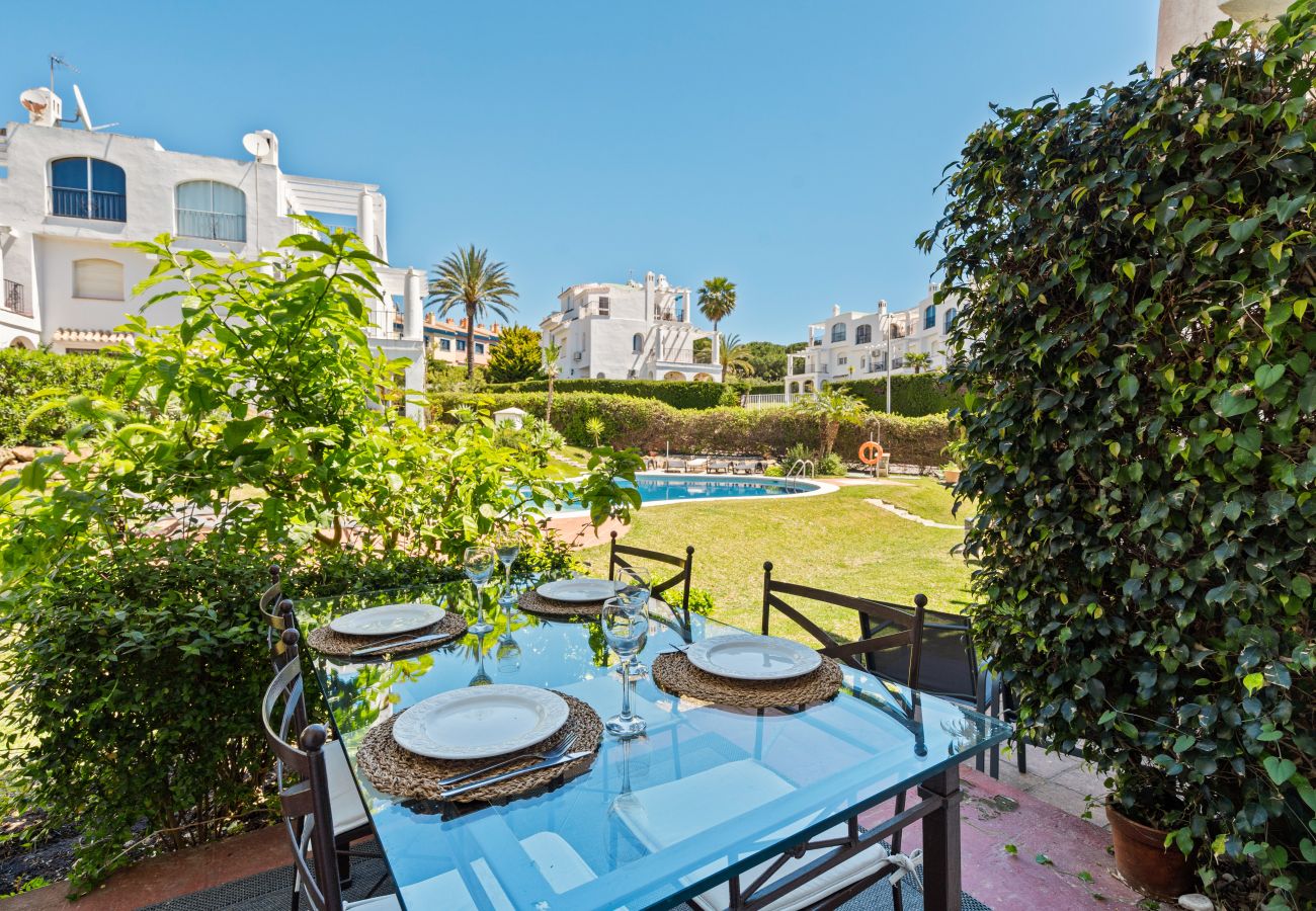 Stuga i Manilva - 57 Townhouse with Pool & Rooftop Terrace in Duques