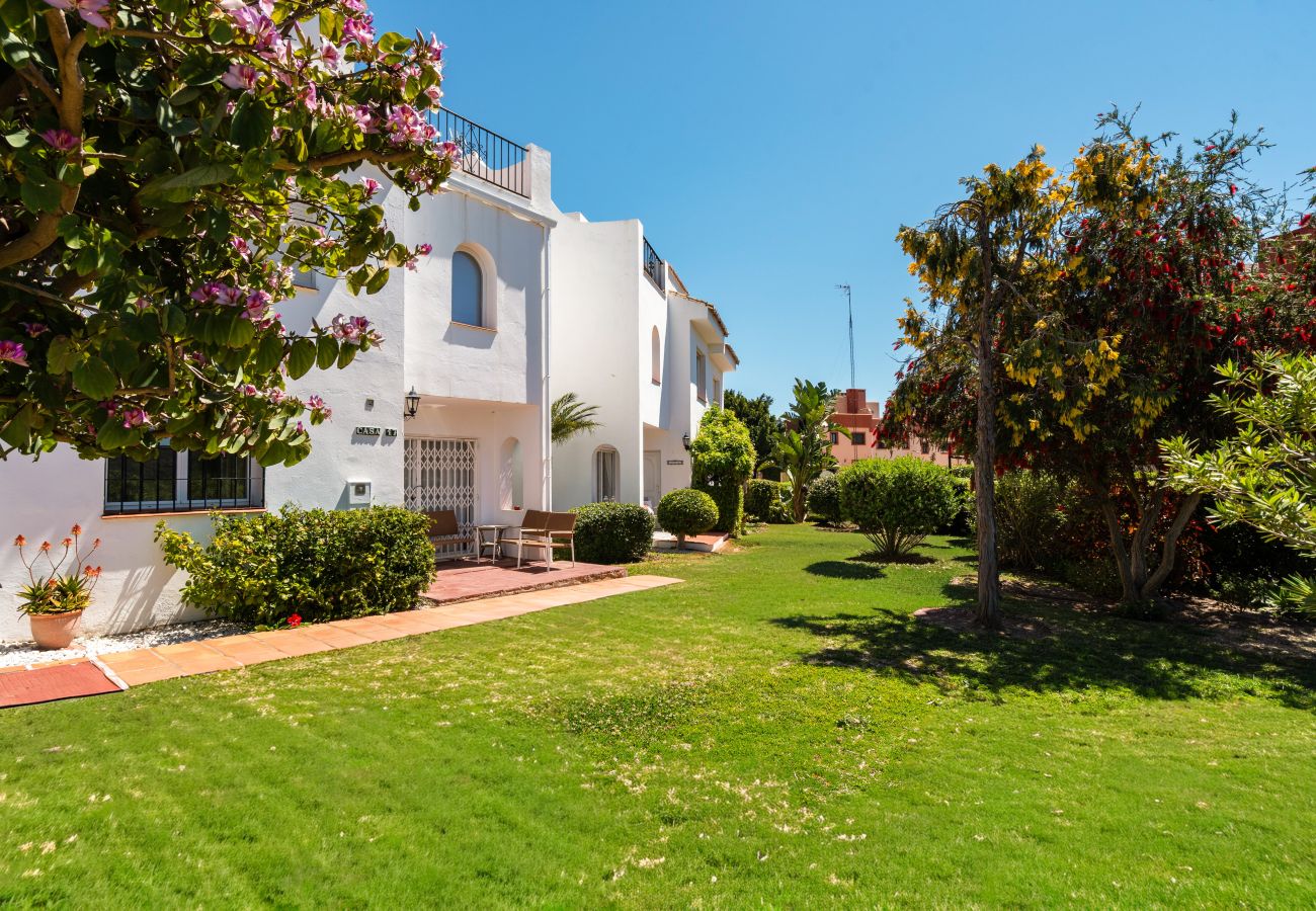 Stuga i Manilva - 57 Townhouse with Pool & Rooftop Terrace in Duques