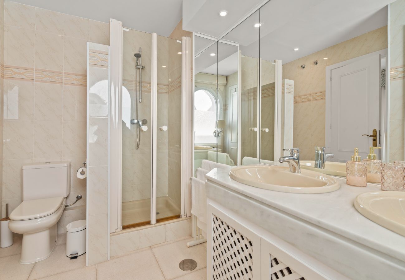 Stuga i Manilva - 57 Townhouse with Pool & Rooftop Terrace in Duques