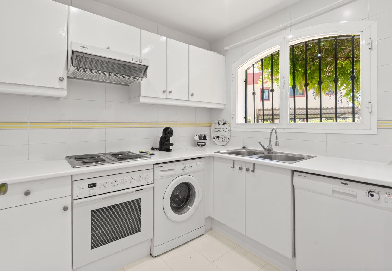 Stuga i Manilva - 57 Townhouse with Pool & Rooftop Terrace in Duques