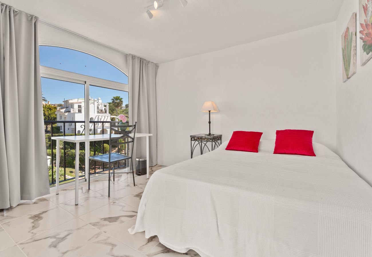 Stuga i Manilva - 57 Townhouse with Pool & Rooftop Terrace in Duques