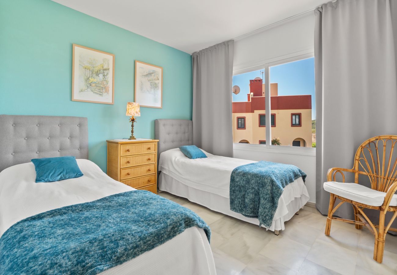 Stuga i Manilva - 57 Townhouse with Pool & Rooftop Terrace in Duques